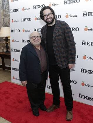 Bilder des Tages Danny DeVito and Brett Haley arrive on the red carpet at The Hero New York Premiere at the Whitby Hotel on June 7, 2017 in New York City.  NYP20170607140 JOHNxANGELILLO