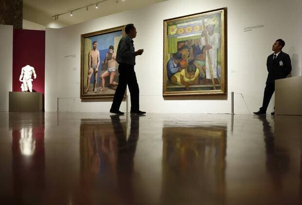 Bilder des Tages A journalist observes the paintings Pan flute (L) by Pablo Picasso and The flowered canoe (R) by Diego Rivera at the exhibition Picasso and Rivera: Conversations through time , which features over 140 works of the artists coming from different museums of the world, at the Palace of Belle Arts in Mexico City, Mexico, 08 June 2017. The exhibition opens tomorrow. PABLO PICASSO AND DIEGO RIVERA AT THE PALACE OF BELLE ARTS IN MEXICO !ACHTUNG: NUR REDAKTIONELLE NUTZUNG!  Copyright: xJoséxMéndezx MEX001 20170608-636325534373271368