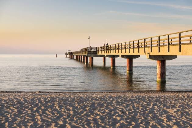  Seebrücke und Strand in Prerow, Ostsee, Darss, Mecklenburg-Vorpommern, Deutschland, Europa Copyright: imageBROKER/JuliexWoodhouse ibljwd04528057.jpg