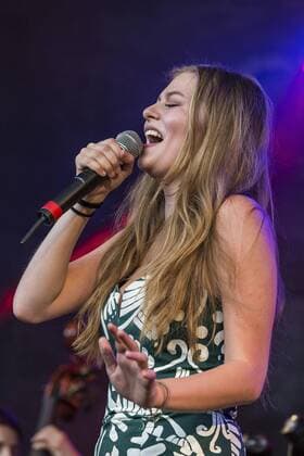 AUT, 2017-06-09; KUFSTEIN UNLIMITED 2017 - ERSTER TAG: SONGKONTEST TEILNEHMERIN ZOE STRAUB BEI IHREM AUFTRITT;