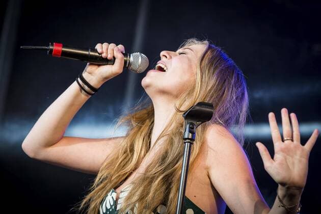 AUT, 2017-06-09; KUFSTEIN UNLIMITED 2017 - ERSTER TAG: SONGKONTEST TEILNEHMERIN ZOE STRAUB BEI IHREM AUFTRITT;