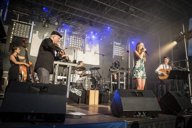 AUT, 2017-06-09; KUFSTEIN UNLIMITED 2017 - ERSTER TAG: SONGKONTEST TEILNEHMERIN ZOE STRAUB BEI IHREM AUFTRITT;