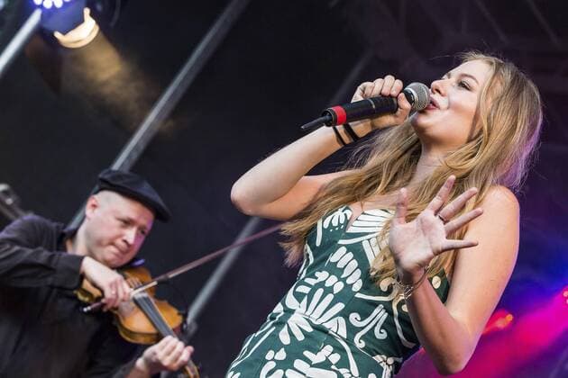 AUT, 2017-06-09; KUFSTEIN UNLIMITED 2017 - ERSTER TAG: SONGKONTEST TEILNEHMERIN ZOE STRAUB BEI IHREM AUFTRITT;