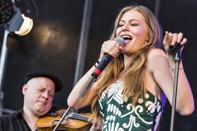 AUT, 2017-06-09; KUFSTEIN UNLIMITED 2017 - ERSTER TAG: SONGKONTEST TEILNEHMERIN ZOE STRAUB BEI IHREM AUFTRITT;
