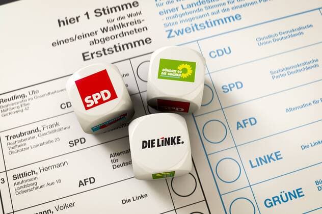 Stimmzettel zur Bundestagswahl, auf dem 3 Würfel liegen, der Wurf ergab eine Koalition zwischen SPD, Die Linke und Die Grünen, Rot Rot Grün
