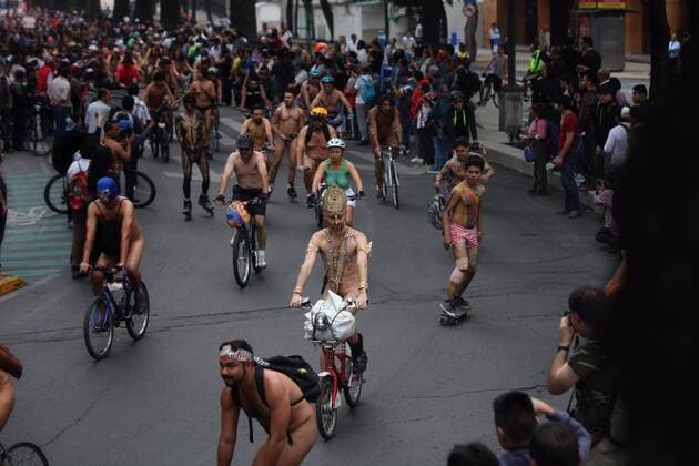 Hundreds of cyclists participate in the World Naked Bike Ride in Mexico City, Mexico, 10 June 2017. Several cities around the world took part in the event which aims to promote safety and respect toward bicyclists as well as a protest against oil dependency and car culture. World Naked Bike Ride 2017 in Mexico City !ACHTUNG: NUR REDAKTIONELLE NUTZUNG! Copyright: xSÁSHENKAxGUTIÉRREZx MEX00 20170610-636327359664691803