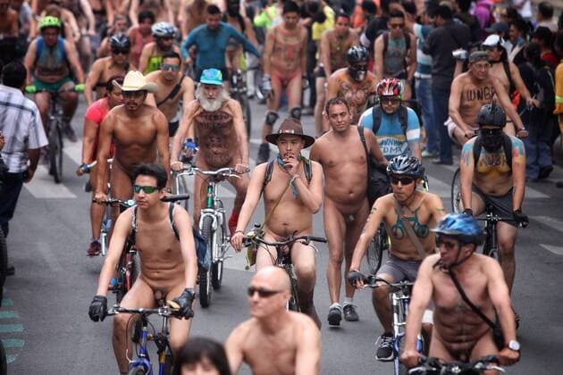 Hundreds of cyclists participate in the World Naked Bike Ride in Mexico City, Mexico, 10 June 2017. Several cities around the world took part in the event which aims to promote safety and respect toward bicyclists as well as a protest against oil dependency and car culture. Rodada nudista en varias ciudades del mundo para fomentar el respeto a los ciclistas !ACHTUNG: NUR REDAKTIONELLE NUTZUNG! Copyright: xSÁSHENKAxGUTIÉRREZx MEX00 20170610-636327359677327884