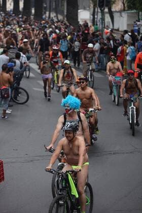 Hundreds of cyclists participate in the World Naked Bike Ride in Mexico City, Mexico, 10 June 2017. Several cities around the world took part in the event which aims to promote safety and respect toward bicyclists as well as a protest against oil dependency and car culture. World Naked Bike Ride 2017 in Mexico City !ACHTUNG: NUR REDAKTIONELLE NUTZUNG! Copyright: xSÁSHENKAxGUTIÉRREZx MEX00 20170610-636327359686843945