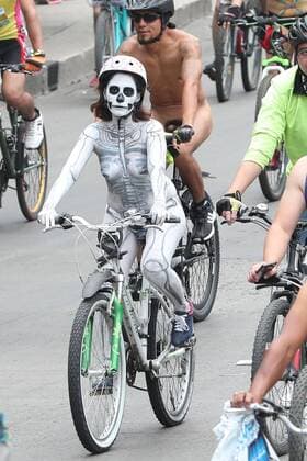 June 10, 2017 - Mexico - EUM20170610NAC15.JPG.CIUDAD DE MEXICO Nude Cycling RoundRodada nudista-CDMX.- Aspectos de la Rodada nudista 2017, efectuada este sabado, 10 de junio de 2017, sobre avenida Reforma. Foto: Agencia EL UNIVERSALAriel OjedaJMA Mexico  - ZUMAu78_ 20170610_zaf_u78_045 Copyright: xElxUniversalx
