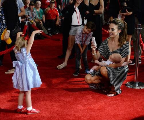 Bilder des Tages Actress Elizabeh Chambers takes a photo of daughter Harper Hammer while holding Ford Hammer during the premiere of the motion picture comedy Cars 3 at the Anaheim Convention Center in Anaheim, California on June 10, 2017. Storyline: Lightning McQueen sets out to prove to a new generation of racers that he s still the best race car in the world.  LAP2017061040 JIMxRUYMEN