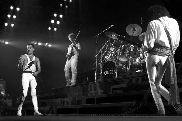 IMAGO ICONS: Freddie Mercury Freddie Mercury, John Deacon und Brian May von Queen bei einem Konzert der Works -Tour in der Wembley Arena. London, 07.09.1984 Foto:xR.xKeuntjex xFuturexImage