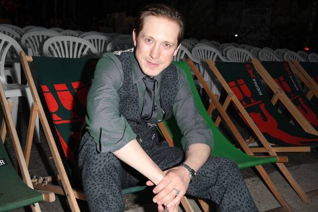 Timo Jacobs entspannt sich vor der Premiere Ankunft zur Premiere MANN IM SPAGAT PACE COWBOY, PACE die zweite Regiearbeit von Multitalent Timo Jacobs, Open-Air, Cassiopeia Sommergarten in Berlin, am 11.06.2017
