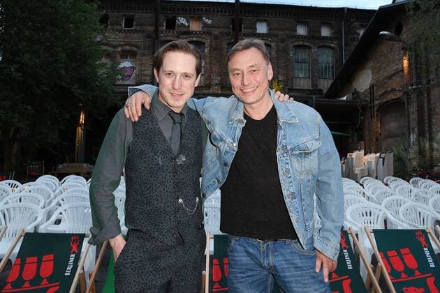 Timo Jacobs, Werner Daehn Ankunft zur Premiere MANN IM SPAGAT PACE COWBOY, PACE die zweite Regiearbeit von Multitalent Timo Jacobs, Open-Air, Cassiopeia Sommergarten in Berlin, am 11.06.2017