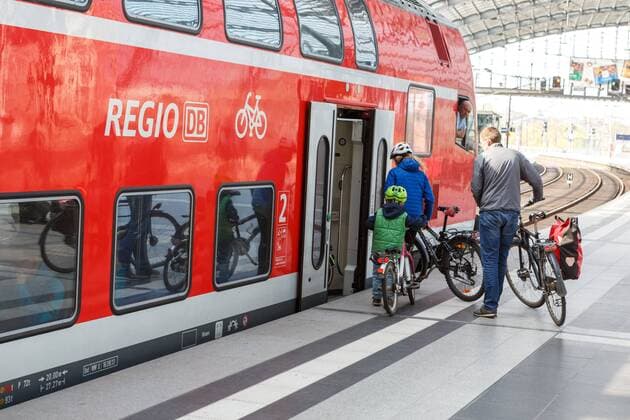 DEU, Deutschland, Berlin, 09.04.2017: Berlin Hauptbahnhof - mit dem Fahrrad in den Regionalexpress Zug der Deutschen Bahn