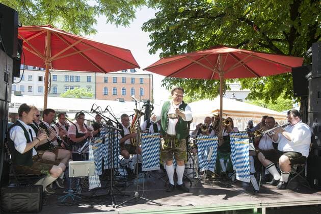 Muenchen, Fest der Blasmusik auf dem Muenchner Viktualienmarkt mit der Oktoberfestkapelle Gruenbauer