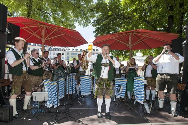 Muenchen, Fest der Blasmusik auf dem Muenchner Viktualienmarkt mit der Oktoberfestkapelle Gruenbauer