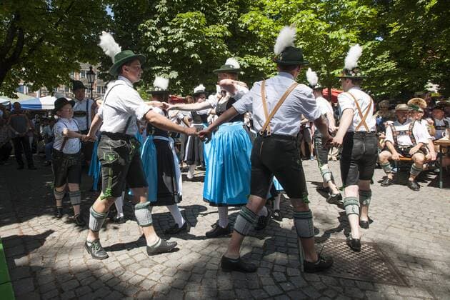 Muenchen, Fest der Blasmusik auf dem Muenchner Viktualienmarkt mit den Trachtlern aus Surberg aus dem Chiemgau