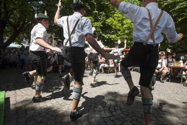 Muenchen, Fest der Blasmusik auf dem Muenchner Viktualienmarkt mit den Trachtlern aus Surberg aus dem Chiemgau beim Schuhplatteln