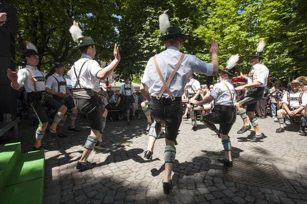 Muenchen, Fest der Blasmusik auf dem Muenchner Viktualienmarkt mit den Trachtlern aus Surberg aus dem Chiemgau beim Schuhplatteln