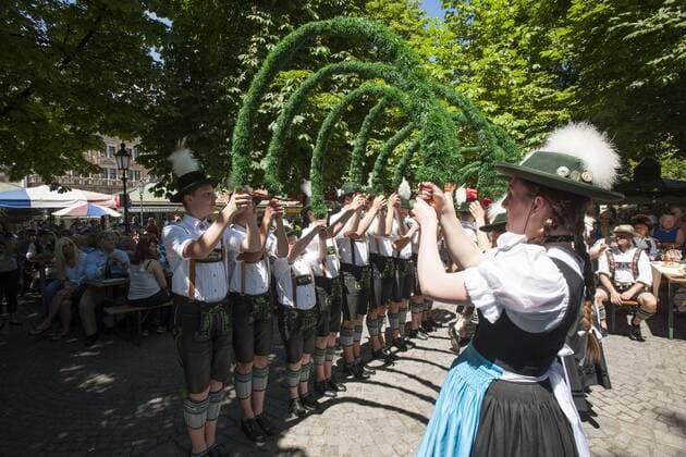 Muenchen, Fest der Blasmusik auf dem Muenchner Viktualienmarkt mit den Trachtlern aus Surberg aus dem Chiemgau