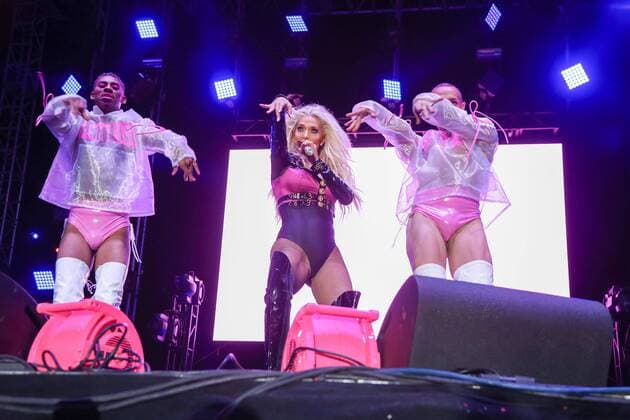 Erika Jayne (45), die Sängerin bei ihrem Auftritt bei der LA Pride Music Festival and Parade am 11.06.2017 in West Hollywood, Los Angeles LA Pride Music Festival and Parade 2017 in West Hollywood, Los Angeles 