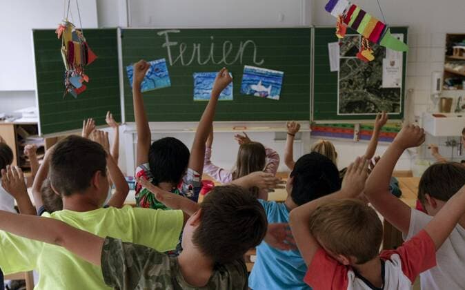 AUT, 2017-06-14, THEMENBILD BILDUNG SCHULE - FEATURES ZUM SCHULSCHLUSS UND FERIEN, rights managed: JUBELENDE KINDER ZU SCHULSCHLUSS ;
