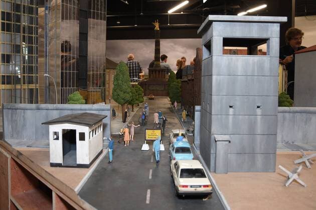 Grenzschutzanlge Ost West mit Autos Menschen, Turm und VOPO-haeuschen Baustellenbegegnung mit Zeitzeugen der Geschichte Berlins zu Zeiten der Berliner Mauer einer geteilten Stadt, des ersten Litte Big City, die Mini-Figuren im Masstab 1:24, am Berliner Fernsehturm am Alex, am 14.06.2017