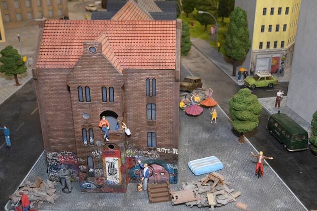 Buergerliche Szenen an einem Wohnhaus Baustellenbegegnung mit Zeitzeugen der Geschichte Berlins zu Zeiten der Berliner Mauer einer geteilten Stadt, des ersten Litte Big City, die Mini-Figuren im Masstab 1:24, am Berliner Fernsehturm am Alex, am 14.06.2017