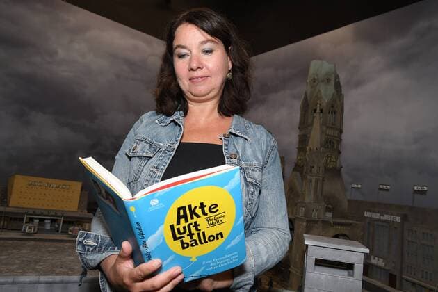 Stefanie Wally, zu der damaligen Zeit 6 Jahre jung schrieb ein Buch Akte Luftballon über ihre dauerhafte Freundscfat mit einem gleichaltigen Maedchen aus der DDR durch einen Luftballon. Baustellenbegegnung mit Zeitzeugen der Geschichte Berlins zu Zeiten der Berliner Mauer einer geteilten Stadt, des ersten Litte Big City, die Mini-Figuren im Masstab 1:24, am Berliner Fernsehturm am Alex, am 14.06.2017