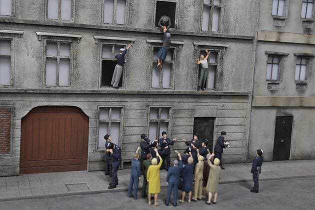 Beruehmte Sprungszene von Olga Segler, sie fluechtete aus ihrer Wohnung durch das Fenster Baustellenbegegnung mit Zeitzeugen der Geschichte Berlins zu Zeiten der Berliner Mauer einer geteilten Stadt, des ersten Litte Big City, die Mini-Figuren im Masstab 1:24, am Berliner Fernsehturm am Alex, am 14.06.2017