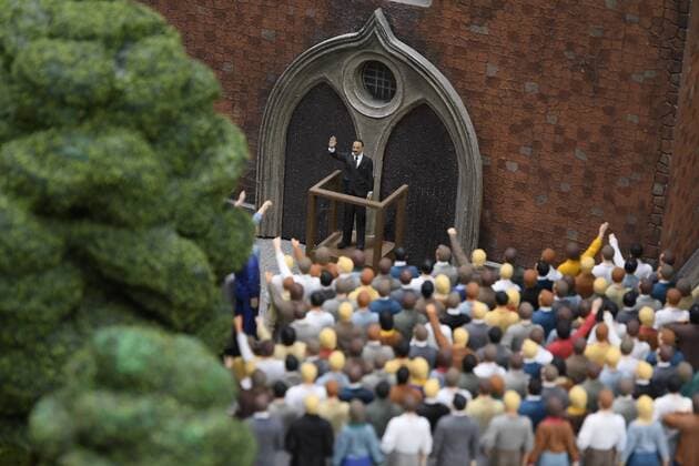 Martin Luther King Praedigt vor der Marienkirche Baustellenbegegnung mit Zeitzeugen der Geschichte Berlins zu Zeiten der Berliner Mauer einer geteilten Stadt, des ersten Litte Big City, die Mini-Figuren im Masstab 1:24, am Berliner Fernsehturm am Alex, am 14.06.2017