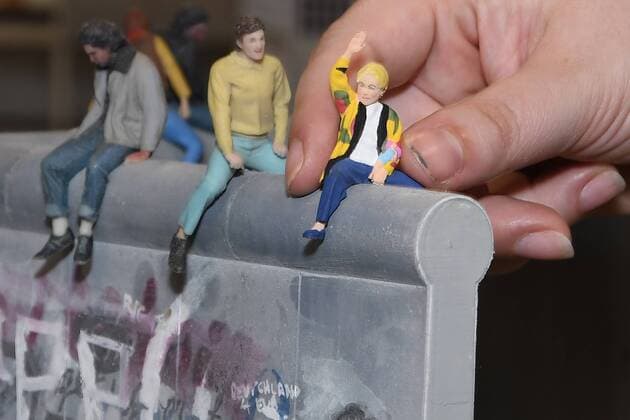 Sunny Mueller als Minifigur Baustellenbegegnung mit Zeitzeugen der Geschichte Berlins zu Zeiten der Berliner Mauer einer geteilten Stadt, des ersten Litte Big City, die Mini-Figuren im Masstab 1:24, am Berliner Fernsehturm am Alex, am 14.06.2017