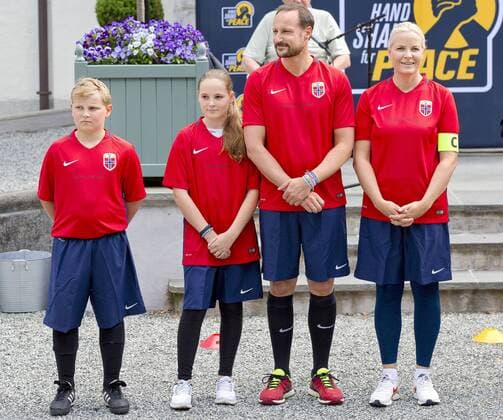 14-06-2017 Norway Princess Mette Marit and Prince Haakon and Princess Alexandra and Prince Sverre during the friendly footbal match between team Skaugum and LSK Unified at Skaugum stadium. The royal family team with Caroline Graham Hansen and Ingvild Isaksen of the Norwegian national football team with the leader, Jan Age Fjortoft, against the Norwegian football association.  Copyright: xPPE NIEBOERx