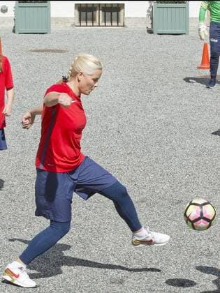 14-06-2017 Norway Princess Mette Marit and Prince Haakon and Princess Alexandra and Prince Sverre during the friendly footbal match between team Skaugum and LSK Unified at Skaugum stadium. The royal family team with Caroline Graham Hansen and Ingvild Isaksen of the Norwegian national football team with the leader, Jan Age Fjortoft, against the Norwegian football association.  Copyright: xPPE NIEBOERx