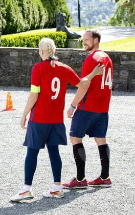 14-06-2017 Norway Princess Mette Marit and Prince Haakon and Princess Alexandra and Prince Sverre during the friendly footbal match between team Skaugum and LSK Unified at Skaugum stadium. The royal family team with Caroline Graham Hansen and Ingvild Isaksen of the Norwegian national football team with the leader, Jan Age Fjortoft, against the Norwegian football association.  Copyright: xPPE NIEBOERx