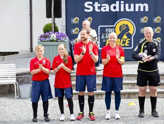 14-06-2017 Norway Princess Mette Marit and Prince Haakon and Princess Alexandra and Prince Sverre during the friendly footbal match between team Skaugum and LSK Unified at Skaugum stadium. The royal family team with Caroline Graham Hansen and Ingvild Isaksen of the Norwegian national football team with the leader, Jan Age Fjortoft, against the Norwegian football association.  Copyright: xPPE NIEBOERx