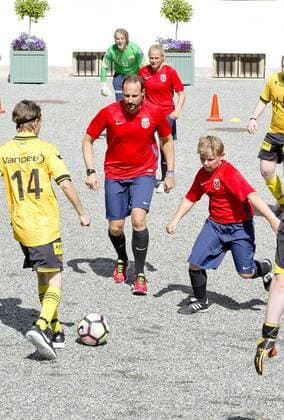 14-06-2017 Norway Princess Mette Marit and Prince Haakon and Princess Alexandra and Prince Sverre during the friendly footbal match between team Skaugum and LSK Unified at Skaugum stadium. The royal family team with Caroline Graham Hansen and Ingvild Isaksen of the Norwegian national football team with the leader, Jan Age Fjortoft, against the Norwegian football association.  Copyright: xPPE NIEBOERx