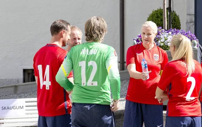 14-06-2017 Norway Princess Mette Marit and Prince Haakon and Princess Alexandra and Prince Sverre during the friendly footbal match between team Skaugum and LSK Unified at Skaugum stadium. The royal family team with Caroline Graham Hansen and Ingvild Isaksen of the Norwegian national football team with the leader, Jan Age Fjortoft, against the Norwegian football association.  Copyright: xPPE NIEBOERx