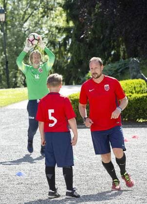 14-06-2017 Norway Princess Mette Marit and Prince Haakon and Princess Alexandra and Prince Sverre during the friendly footbal match between team Skaugum and LSK Unified at Skaugum stadium. The royal family team with Caroline Graham Hansen and Ingvild Isaksen of the Norwegian national football team with the leader, Jan Age Fjortoft, against the Norwegian football association.  Copyright: xPPE NIEBOERx