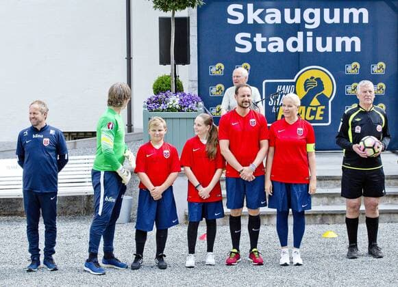 14-06-2017 Norway Princess Mette Marit and Prince Haakon and Princess Alexandra and Prince Sverre during the friendly footbal match between team Skaugum and LSK Unified at Skaugum stadium. The royal family team with Caroline Graham Hansen and Ingvild Isaksen of the Norwegian national football team with the leader, Jan Age Fjortoft, against the Norwegian football association.  Copyright: xPPE NIEBOERx