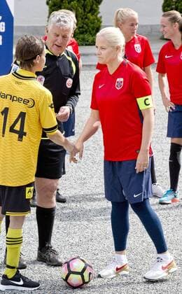 14-06-2017 Norway Princess Mette Marit and Prince Haakon and Princess Alexandra and Prince Sverre during the friendly footbal match between team Skaugum and LSK Unified at Skaugum stadium. The royal family team with Caroline Graham Hansen and Ingvild Isaksen of the Norwegian national football team with the leader, Jan Age Fjortoft, against the Norwegian football association.  Copyright: xPPE NIEBOERx