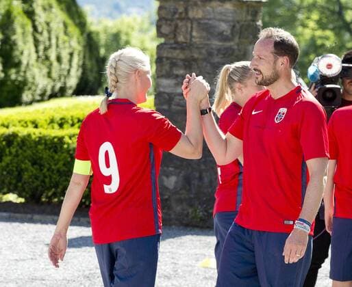 14-06-2017 Norway Princess Mette Marit and Prince Haakon and Princess Alexandra and Prince Sverre during the friendly footbal match between team Skaugum and LSK Unified at Skaugum stadium. The royal family team with Caroline Graham Hansen and Ingvild Isaksen of the Norwegian national football team with the leader, Jan Age Fjortoft, against the Norwegian football association.  Copyright: xPPE NIEBOERx