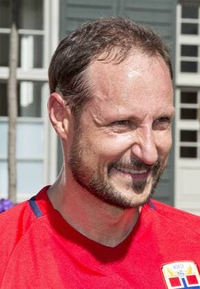 14-06-2017 Norway Princess Mette Marit and Prince Haakon and Princess Alexandra and Prince Sverre during the friendly footbal match between team Skaugum and LSK Unified at Skaugum stadium. The royal family team with Caroline Graham Hansen and Ingvild Isaksen of the Norwegian national football team with the leader, Jan Age Fjortoft, against the Norwegian football association.  Copyright: xPPE NIEBOERx