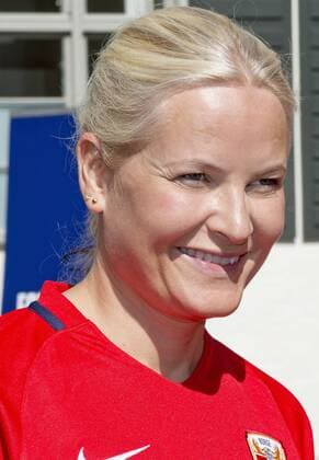 14-06-2017 Norway Princess Mette Marit and Prince Haakon and Princess Alexandra and Prince Sverre during the friendly footbal match between team Skaugum and LSK Unified at Skaugum stadium. The royal family team with Caroline Graham Hansen and Ingvild Isaksen of the Norwegian national football team with the leader, Jan Age Fjortoft, against the Norwegian football association.  Copyright: xPPE NIEBOERx
