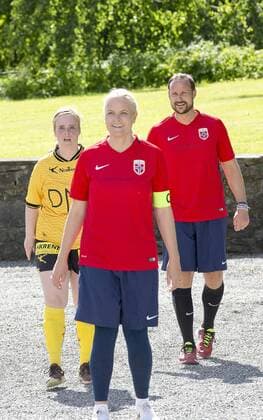 14-06-2017 Norway Princess Mette Marit and Prince Haakon and Princess Alexandra and Prince Sverre during the friendly footbal match between team Skaugum and LSK Unified at Skaugum stadium. The royal family team with Caroline Graham Hansen and Ingvild Isaksen of the Norwegian national football team with the leader, Jan Age Fjortoft, against the Norwegian football association.  Copyright: xPPE NIEBOERx