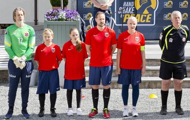 14-06-2017 Norway Princess Mette Marit and Prince Haakon and Princess Alexandra and Prince Sverre during the friendly footbal match between team Skaugum and LSK Unified at Skaugum stadium. The royal family team with Caroline Graham Hansen and Ingvild Isaksen of the Norwegian national football team with the leader, Jan Age Fjortoft, against the Norwegian football association.  Copyright: xPPE NIEBOERx