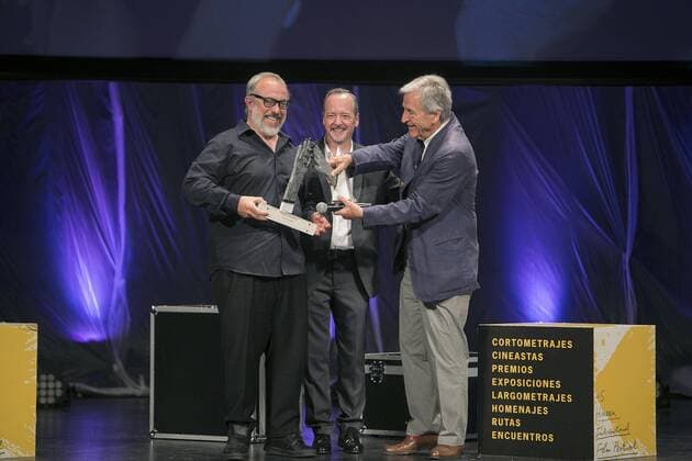 Bilder des Tages French-Greek producer Costa Gavras (R) and Spanish Alex de la Iglesia (L) after receiving the Luis Bunuel award during the 45th Huesca Film Festival at the Olimpia theater in Huesca, Aragon, Spain, 14 June 2017. Huesca Film Festival !ACHTUNG: NUR REDAKTIONELLE NUTZUNG!  Copyright: xJavierxBrotox HUE001 20170615-636330817829243957