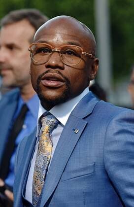 Boxer Floyd Mayweather arrives for the premiere of All Eyez on Me at the Westwood Village Theaters in Los Angeles, California on June 14, 2017.  LAP20170614821 CHRISTINExCHEW