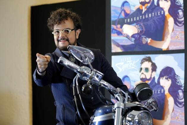 Bilder des Tages Aleks Syntek Pressetermin in Mexiko-Stadt Mexican singer Alks Synyek speaks delivers a press conferenc in Mexico City, Mexico, 15 June 2017. Syntek presented his latest album Transatlantico a tribute to the Spanish music of the 80 s. Aleks Syntek pays tribute to Spanish music of the 80 s in new album !ACHTUNG: NUR REDAKTIONELLE NUTZUNG!  Copyright: xJoséxMéndezx MEX001 20170615-636331606025098871