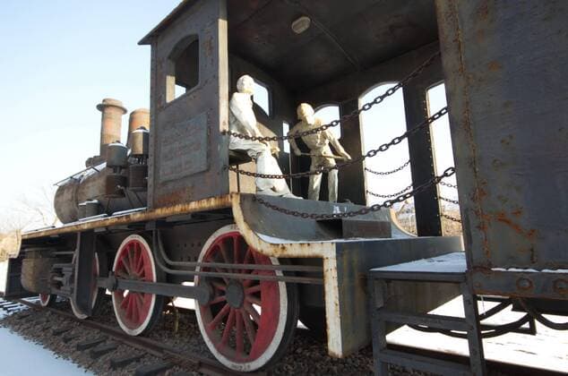 June 16, 2017 - Qinhuangdao, Qinhuangdao, China - Qinhuangdao, CHINA-Jan 17 2016: (EDITORIAL USE ONLY. CHINA OUT) An old train and sculptures of passengers can be seen near the Beidaihe Railway Station in Qinhuangdao, north China s Hebei Province. Qinhuangdao China  - ZUMAs145 20170616_zaa_s145_122 Copyright: xFengxJunx